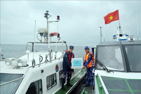 Fuerzas de guardacostas de Vietnam y China realizan patrulla conjunta en el norte del Golfo de Tonkín. (Foto: VNA)