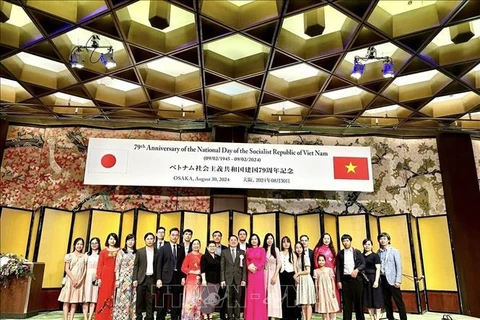 El personal del Consulado General de Vietnam en Osaka posa para una foto de recuerdo. (Foto: VNA)