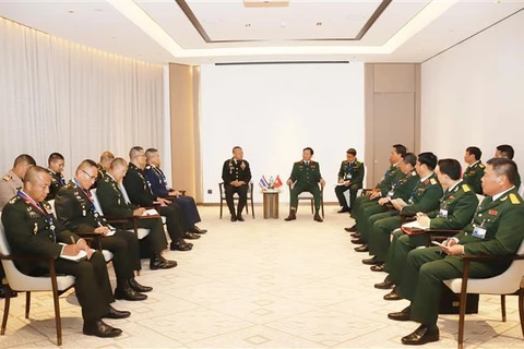 El jefe del Estado Mayor General del Ejército Popular de Vietnam y viceministro de Defensa, coronel general Nguyen Tan Cuong, se reúne con el jefe de las Fuerzas de Defensa de Tailandia, Songwit Noonpakdee. (Foto: VNA)