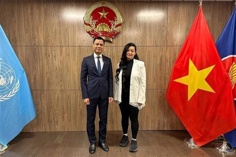 El embajador Dang Hoang Giang, jefe de la misión permanente de Vietnam ante la ONU, recibe a Amanda Nguyen, la primera mujer de origen vietnamita que volará al espacio. (Foto: VNA)