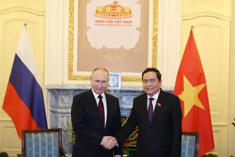 El presidente de Rusia, Vladimir Putin (izquierda), y el titular de la Asamblea Nacional de Vietnam, Tran Thanh Man (Foto: VNA)