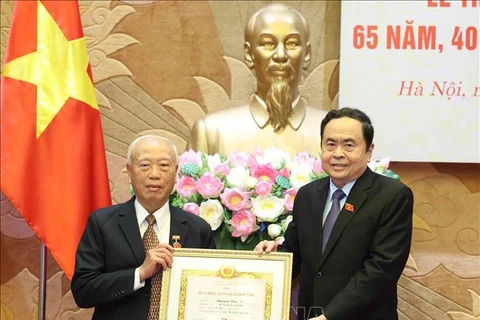 El presidente de la AN, Tran Thanh Man (derecha), otorga la insignia por 65 años de membresía del PCV a Nguyen Van An, exmiembro del Buró Político del Comité Central de la organización política y extitular de la AN. (Foto: VNA)