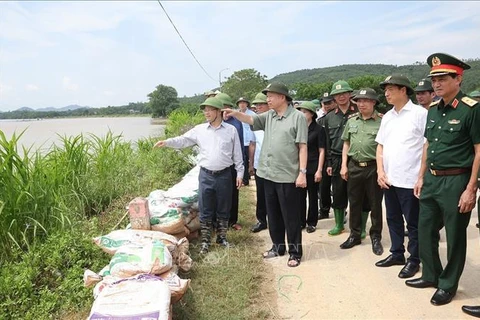 El secretario general del Partido Comunista y presidente de Vietnam, To Lam, inspeccionó hoy las labores de prevención y lucha contra las inundaciones y tormentas (Foto: VNA)