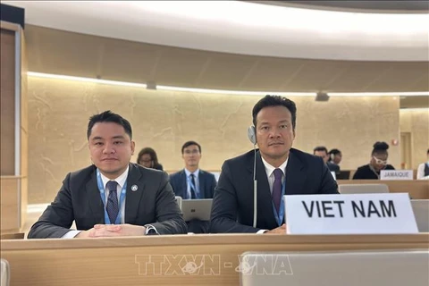 El embajador Mai Phan Dung (derecha), jefe de la misión permanente de Vietnam ante la ONU, la Organización Mundial del Comercio y otras instituciones internacionales en Ginebra (Foto: VNA)