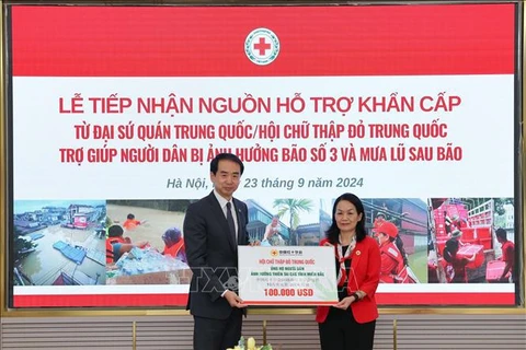 El embajador chino en Vietnam, He Wei, entrega la donación a la presidenta de la Cruz Roja de Vietnam, Bui Thi Hoa. (Foto: VNA)