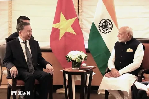 El secretario general del Partido Comunista y presidente de Vietnam, To Lam (izquierda), conversa con el primer ministro indio, Narendra Modi. (Foto: VNA)