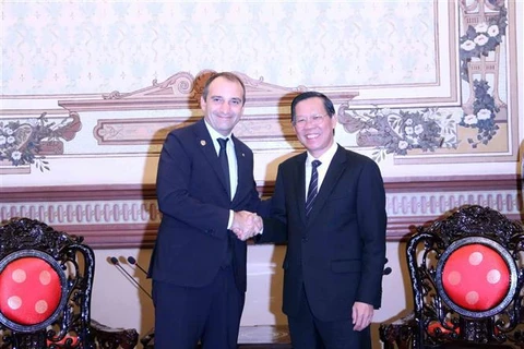 El presidente del Comité Popular de Ciudad Ho Chi Minh, Phan Van Mai (derecha), recibe al alcalde de Turín, Stefano Lo Russo. (Foto: VNA)