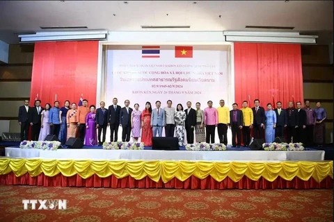 Los dirigentes de 20 localidades del noreste de Tailandia asisten a la ceremonia para conmemorar el 79º Día Nacional de Vietnam en la provincia de Khon Kaen. (Foto: VNA)