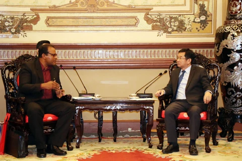 Duong Ngoc Hai, vicepresidente del Comité Popular de Ciudad Ho Chi Minh (derecha), conversa con Waldis González Peinado, vicegobernador de la provincia de Santiago de Cuba. (Foto: VNA)