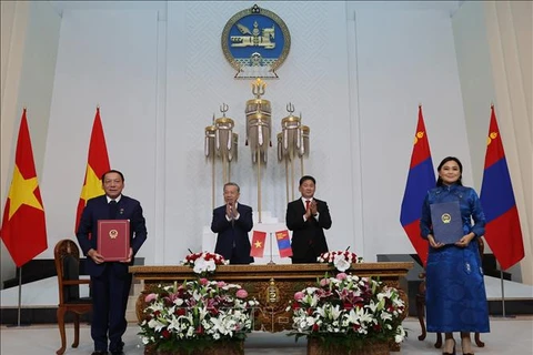 El secretario general del Partido Comunista y presidente de Vietnam, To Lam, y el mandatario mongol, Ukhnaagiin Khurelsukh, presencian las firmas de varios acuerdos de cooperación entre ambos países. (Foto: VNA)