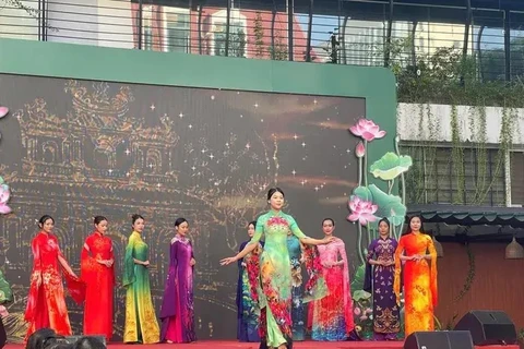 El Ao Dai contribuye a promover la cultura vietnamita (Foto: baomoi.com)