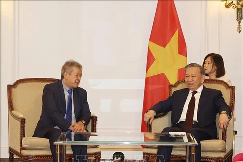 El secretario general del Partido Comunista y presidente de Vietnam, To Lam (derecha), recibe al presidente de la Asociación de Amistad Francia-Vietnam, Nguyen Hai Nam. (Foto: VNA)