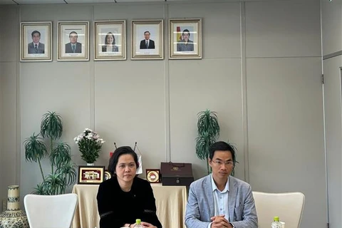 La cónsul general de Vietnam en la prefectura japonesa de Fukuoka, Vu Chi Mai, dialogó con el director adjunto del Centro Nacional de Innovación (NIC), Vu Tien Thinh (Fuente:VNA)