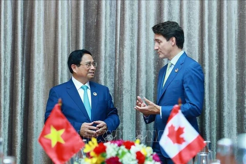 El primer ministro vietnamita, Pham Minh Chinh (izquierda), conversa con su homólogo canadiense, Justin Trudeau. (Foto: VNA)