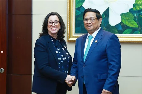 El primer ministro de Vietnam, Pham Minh Chinh, recibe a Manuela Ferro, vicepresidenta del BM a cargo de la región de Asia Oriental y el Pacífico. (Foto: VNA)