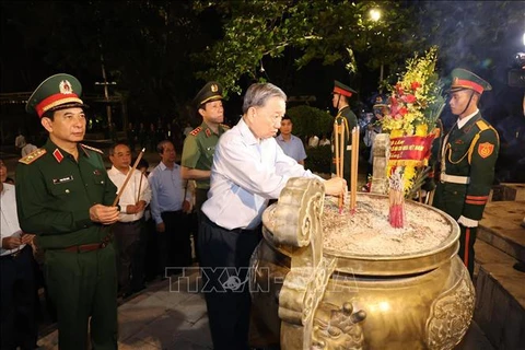 El secretario general del PCV y presidente de Vietnam, To Lam, ofrece incienso a los héroes caídos (Foto: VNA)