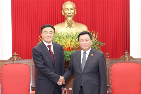 Nguyen Xuan Thang, miembro del Buró Político, presidente del Consejo Teórico Central y director de la Academia Nacional de Política Ho Chi Minh, recibe a Qu Qingshan, miembro del Comité Central del PCCh y director del Instituto de Historia y Literatura del PCCh. (Foto: VNA)