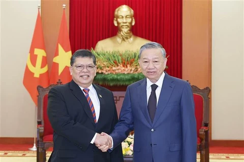 El secretario general del Partido Comunista de Vietnam, To Lam (derecha), recibe al presidente de la Cámara de Representantes de Malasia, Tan Sri Dato' Johari bin Abdul. (Foto: VNA)