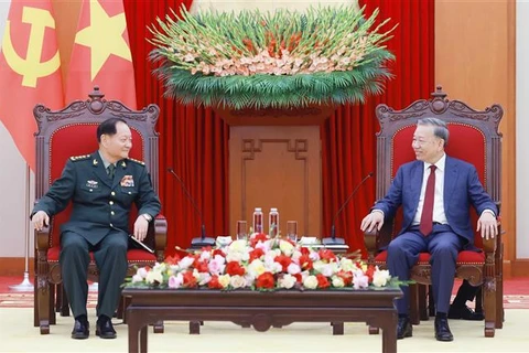 El secretario general del Partido Comunista de Vietnam, To Lam (derecha), recibe al coronel general Zhang Youxia, vicepresidente de la Comisión Militar Central de China. (Foto: VNA)