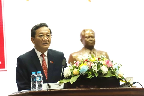 El embajador de Vietnam en Laos, Nguyen Minh Tam, interviene en la cita. (Foto: VNA)