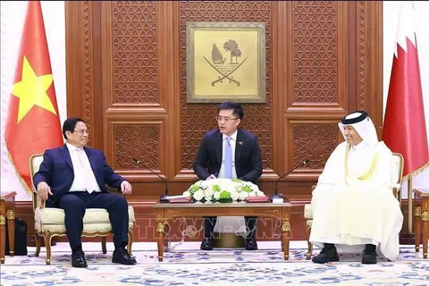 El primer ministro vietnamita, Pham Minh Chinh (primero, izquieda), conversa con el presidente del Consejo de la Shura de Qatar, Hassan bin Abdulla Al-Ghanim (primero, derecha). (Foto: VNA)