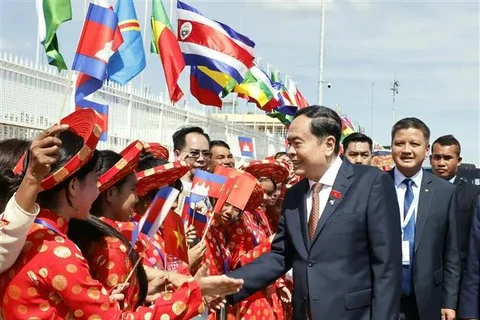 Ceremonia de despedida al presidente de la Asamblea Nacional de Vietnam, Tran Thanh Man, en el Aeropuerto Internacional de Pochentong, en Phnom Penh, Camboya (Foto: VNA)