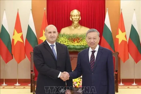 El secretario general del PCV, To Lam (derecha), recibe al presidente búlgaro, Rumen Radev (Foto: VNA)