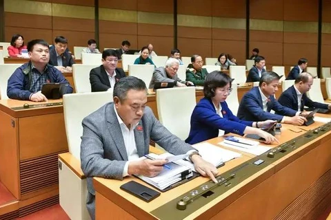 Los diputados votan en la sesión (Foto: VNA)