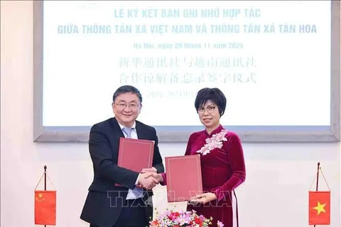 La directora general de la VNA, Vu Viet Trang, y el editor en jefe adjunto de Xinhua, Ren Weidong, firman un memorando de entendimiento sobre los planes de cooperación en 2025 (Foto: VNA)