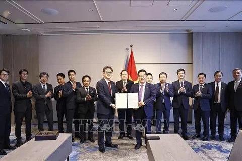 El presidente de la Asamblea Nacional, Tran Thanh Man, presencia el intercambio de un memorando de entendimiento para la cooperación en formación educativa entre la Universidad de Hiroshima (HU) y el grupo Sovico. (Foto: VNA)