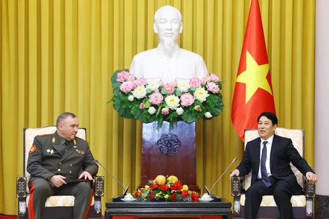 El presidente vietnamita, Luong Cuong (derecha), conversa con el ministro de Defensa de Belarús, Khrenin Viktor Gennadievich (Foto: VNA)