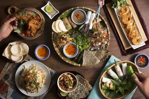 越南美食节开幕当晚，众多食客前来品尝菜肴和欣赏厨师烹饪技艺。图自越通社