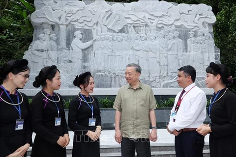 越南国家主席苏林在陈兴道林遗迹34名越南解放宣传解放队队员浮雕前与高平省民众交谈 
