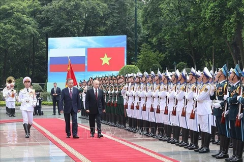 资料图：越南国家主席苏林与俄罗斯总统普京共同检阅仪仗队。图自越通社