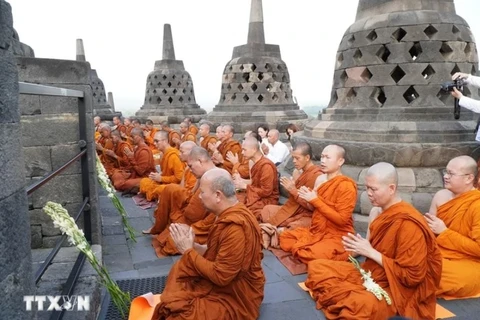 Des moines prient au sommet du temple de Borobudur à Magelang, dans le centre de Java. (Photo : VNA)