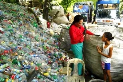 Les travailleurs d'une installation de récupération de matériaux aux Philippines trient les déchets plastiques et les séparent pour un recyclage approprié (Source : Shutterstock)
