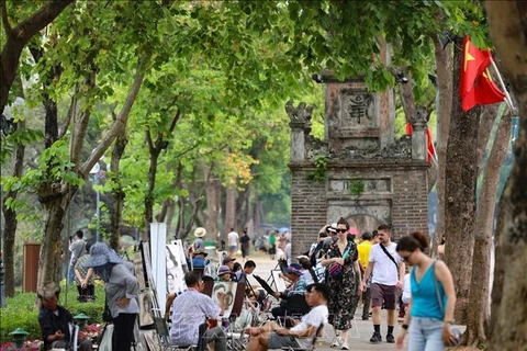 La rue piétonne autour du lac Hoan Kiem est une destination populaire, attirant des visiteurs nationaux et internationaux. (Photo : VNA)