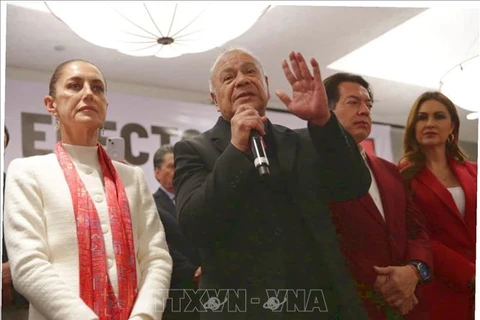 La présidente élue Claudia Sheinbaum et le secrétaire général du Parti travailliste (PT) du Mexique, Alberto Anaya Gutiérrez. Photo : VNA