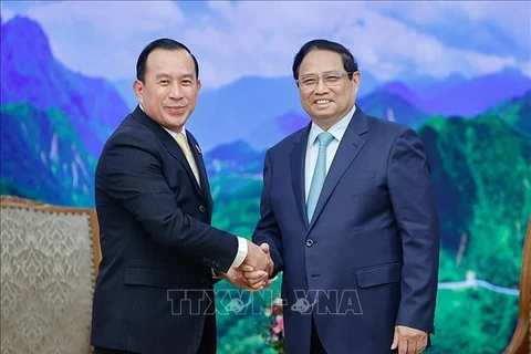 Le Premier ministre Pham Minh Chinh (droite) et le ministre cambodgien de l'Inspection. Photo : VNA