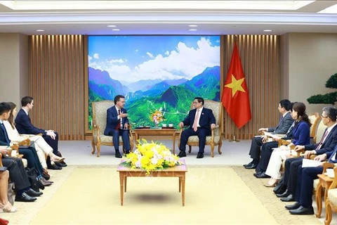 Le Premier ministre Pham Minh Chinh (droite) accueille une délégation du Fonds monétaire international (FMI), conduite par Paulo Medas. Photo: VNA