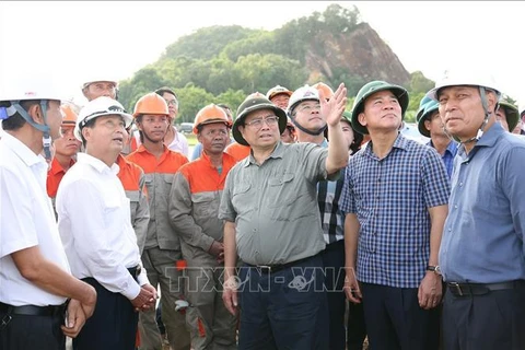 Le Premier ministre inspecte le projet de ligne de transmission de 500 kV à Thanh Hoa. Photo : VNA