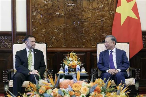 Le président To Lam (droite) et l'ambassadeur d'Australie au Vietnam Andrew Goledzinowski. Photo : VNA