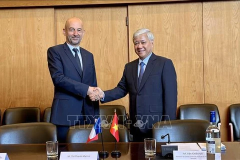 Do Van Chien, membre du Bureau politique et président du Comité central du Front de la Patrie du Vietnam (droite) et le président du Conseil économique, social et environnemental (CESE) Thierry Beaudet. Photo : VNA