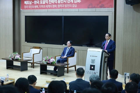 Le Premier ministre Pham Minh Chinh prononce un discours politique à l'Université nationale de Séoul. Photo : VNA