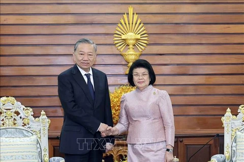  Le président To Lam rencontre la présidente de l'Assemblée nationale cambodgienne (AN), Khuon Sudary. Photo : VNA