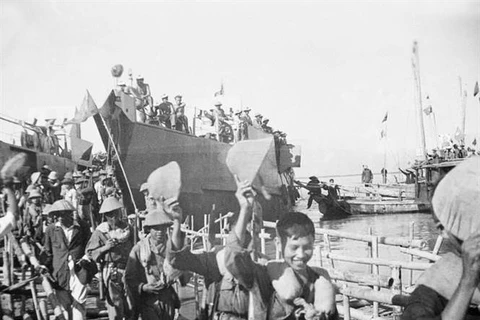 Les habitants du Nord accueillent les fonctionnaires, les soldats et les habitants du Sud au quai de Sam Son, dans la province centrale de Thanh Hoa, conformément aux Accords de Genève du 25 septembre 1954. (Photo d'archives : VNA)