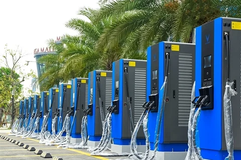 Une station de recharge de VinFast dans le district de Long Bien à Hanoi. (Photo de VinFast)