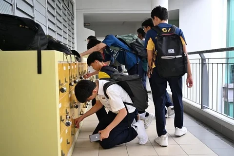 Les écoles de Singapour renforcent leurs mesures pour limiter l'utilisation des smartphones. (Photo : straitstimes.com)