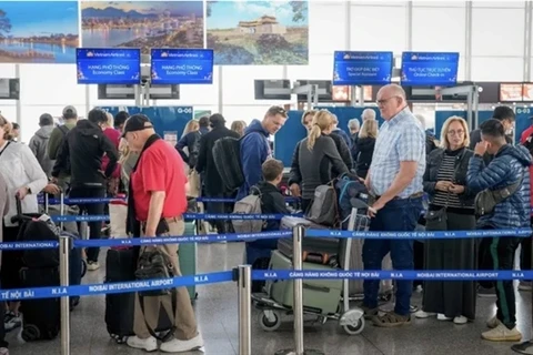 Des touristes internationaux à l'aéroport international de Noi Bai à Hanoi (Photo : VNA)