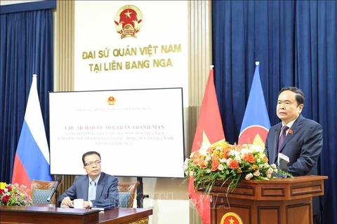 Le président de l'Assemblée nationale (AN), Tran Thanh Man, lors de la rencontre le 8 septembre, avec le personnel de l'ambassade du Vietnam et des représentants de la communauté vietnamienne en Russie. Photo : VNA